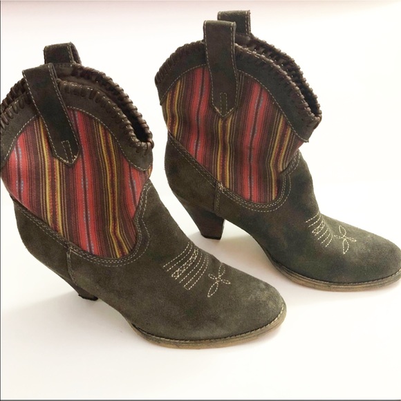 Volatile Shoes - Very Chic Leather Western Style Ankle Boots